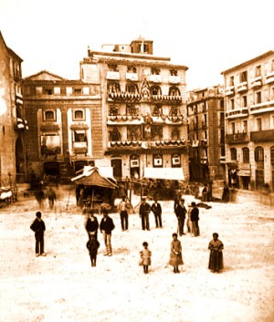 La Plaça del Carmen on veiem la façana del teatre a mà esquerra (Foto: J. Asorí, 1876)