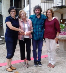 Montserrat Martí i la seua filla juntament a la presidenta Cristina Gisbert i el director Àngel Lluís Ferrando als jardins d'Apolo